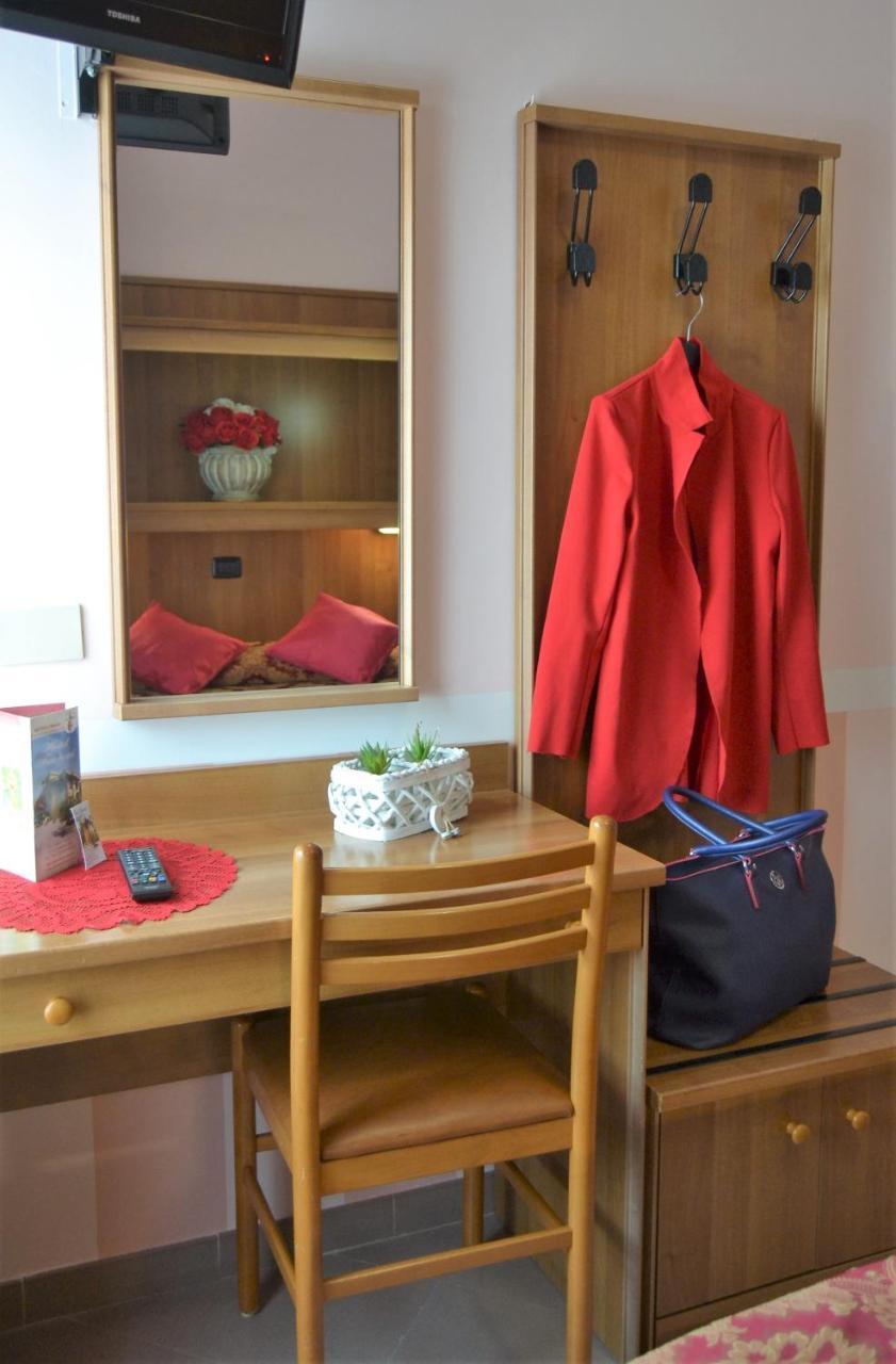 Hotel Facioni Pomezia Exteriér fotografie